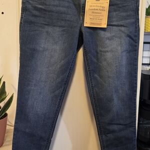 Democracy Blue Ankle Skimmer Jeans with Tan Tag